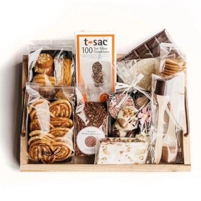 Chocolade en koekjes pakket op houten tray groot