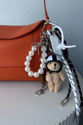 Shouia bag charm Race Bear 25 wit