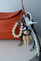 Shouia bag charm Race Bear 25 wit