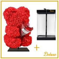 Beer DELUXE op standaard 25cm - rood foam met boeket - in luxe cadeauverpakking 25 cm