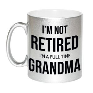 Im not retired im a full time grandma / oma pensioen mok / beker zilver afscheidscadeau 330 ml