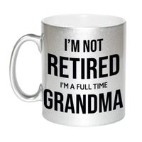 Im not retired im a full time grandma / oma pensioen mok / beker zilver afscheidscadeau 330 ml - thumbnail