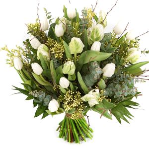 Witte tulpen met o.a wax flower en bladmateriaal