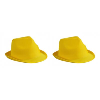 Trilby feesthoedje - 2x stuks - geel - voor volwassenen - voordelige carnaval party hoeden