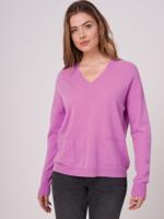 Trui met geribde V-hals en zakken van biologisch cashmere