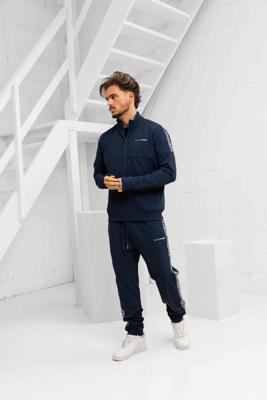 XPLCT X SFS Creative Trainingspak Heren Donkerblauw - Maat S - Kleur: DonkerblauwWit | Soccerfanshop XPLCT X SFS Creative Trainingspak Heren Donkerblauw - Maat S - Kleur: DonkerblauwWit | Soccerfanshop