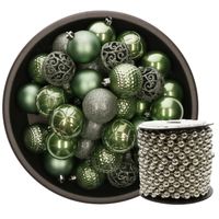 Kunststof kerstballen 37x stuks salie groen 6 cm en kralenslinger zilver - Kerstbal