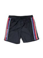 Moncler Enfant short de bain rayé à logo imprimé - Bleu