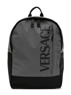 Versace Kids sac à dos zippé à logo imprimé - Gris
