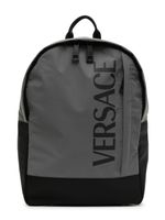 Versace Kids sac à dos zippé à logo imprimé - Gris