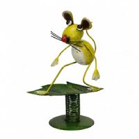 Surfende muis als tuindecoratie