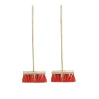 Kinderbezem voor buiten tegels - Set van 2x stuks - rood/hout - met steel 78 cm - Tuingereedschap