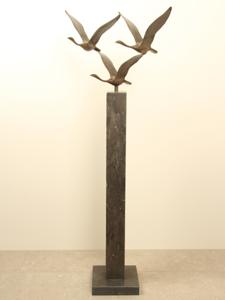 3 bronzen zwanen