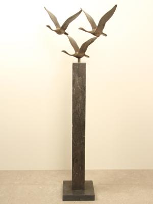 3 bronzen zwanen