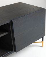 Kave Home Kave Home Milian, Milian 2-deurs tv-meubel van essenhoutfineer met zwart & goud staal, 141 x 56 cm (mtk0002) - thumbnail