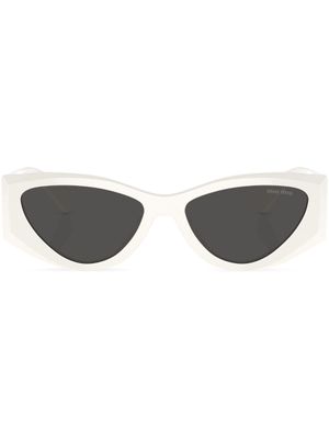 Miu Miu Eyewear lunettes de soleil teintées à monture papillon - Blanc
