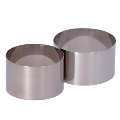2 ronde kookringen van roestvrij staal. Diameters: 80 en 90 mm. Hoogte: 50 mm.
