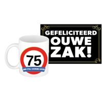 Verjaardag cadeau mok/beker 75 jaar print 300 ml + A5-size wenskaart ouwe zak