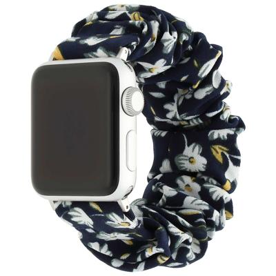 Apple Watch Nylon Scrunchie Band - Donker Blauw Bloemen - 44, 45, 46 & 49mm Apple Watch Nylon Scrunchie Band - Donker Blauw Bloemen - 44, 45, 46 & 49mm