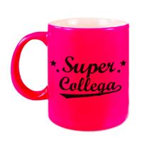 Super collega tekst koffiemok - cadeau beker - 300 ml - neon roze - werk - bedankt - kantoor - keram