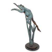 A BRONZE SCULPTURE OF A LEAPING FROG A BRONZE SCULPTURE OF A LEAPING FROG