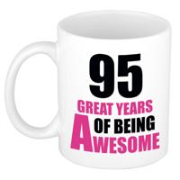 Verjaardag 95 jaar Koffiemok Cadeau - Great years of being awesome - wit/roze - voor dames