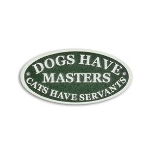 GIETIJZEREN "DOGS HAVE MASTERS, CATS HAVE SERVANTS" PLAQUE