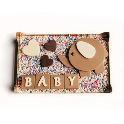 Chocolade olifantje met hartjes op plak Chocolade olifantje met hartjes op plak