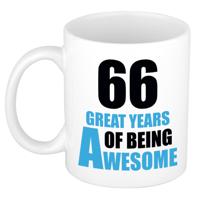 Verjaardag 66 jaar Koffiemok Cadeau - Great years of being awesome - wit/blauw
