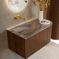 Badmeubel Mondiaz Kurve-Dlux | 85 cm | Meubelkleur Walnut | Wastafelkleur Sombra | Solid surface | Wasbak linker zijde spoelbak | Zonder kraangat(en) Badmeubel Mondiaz Kurve-Dlux | 85 cm | Meubelkleur Walnut | Wastafelkleur Sombra | Solid surface | Wasbak linker zijde spoelbak | Zonder kraangat(en)