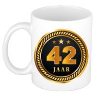 42 jaar cadeau mok / beker medaille goud zwart voor verjaardag/ jubileum   - - thumbnail