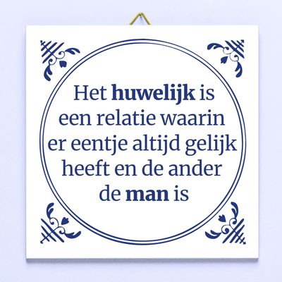 Tegeltje Het huwelijk is een relatie waarin er eentje altijd gelijk heeft en de ander de man is