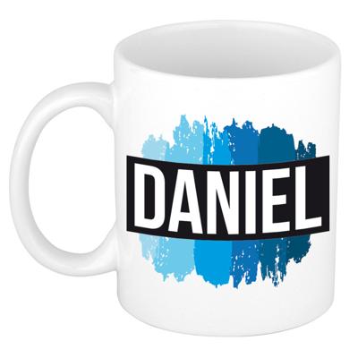 Daniel naam cadeau koffie mok - beker - met blauw verfstrepen - Cadeau collega - vaderdag