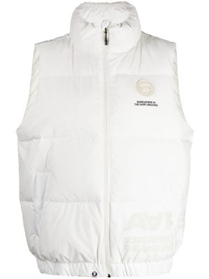 AAPE BY *A BATHING APE® gilet matelassé à patch logo - Blanc