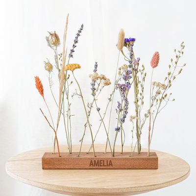 Droogbloemen in gepersonaliseerde houten houder met naam