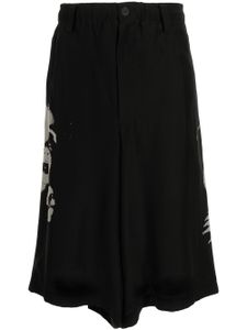 Yohji Yamamoto short mi-long à imprimé graphique - Noir