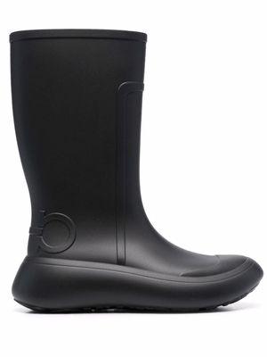 Ferragamo bottes de pluie à motif Gancini embossé - Noir