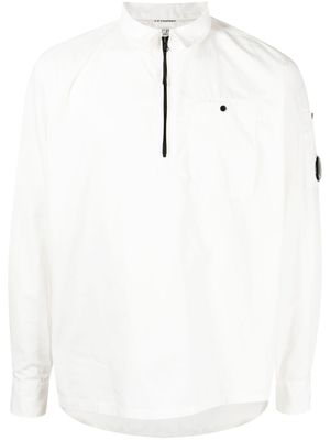 C.P. Company chemise zippée à plaque logo - Blanc