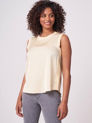 Elastische zijden top met ribgebreide details