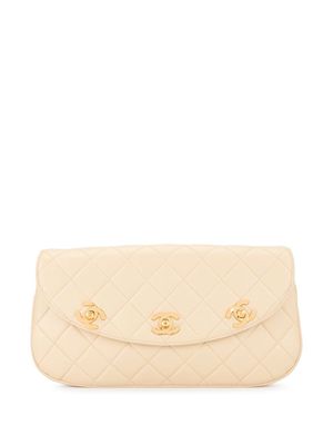 CHANEL Pre-Owned pochette matelassée à logo - Tons neutres
