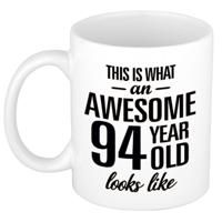 This is what an awesome 94 year old looks like - cadeau koffiemok - 300 ml - verjaardag 94 jaar