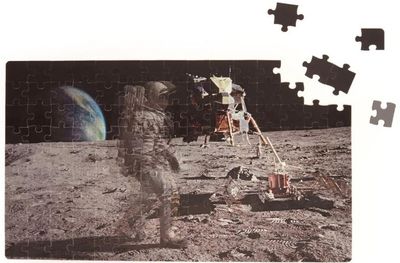 Kikkerland puzzel Motion Moonwalk 24 x 42 cm karton 135-delig Kikkerland puzzel Motion Moonwalk 24 x 42 cm karton 135-delig