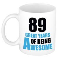 Verjaardag 89 jaar Koffiemok Cadeau - Great years of being awesome - wit/blauw