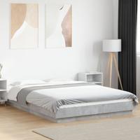 Bedframe met LED-verlichting bewerkt hout betongrijs 135x190 cm