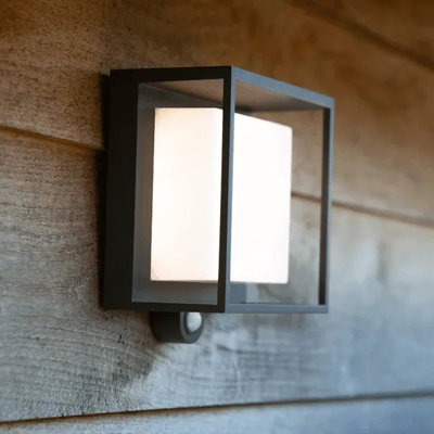 Buitenlamp met ingebouwd zonnepaneel &apos;Curtis&apos; zwart staal vierkant 19 cm