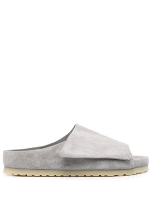 Birkenstock claquettes en daim - Gris Birkenstock claquettes en daim - Gris