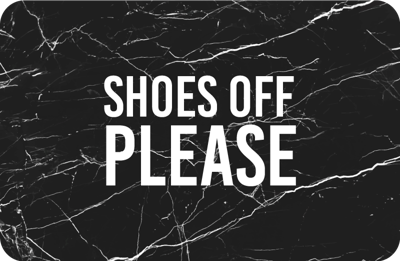Schoenen uit op maat gemaakte tapijten met marmerpatroon