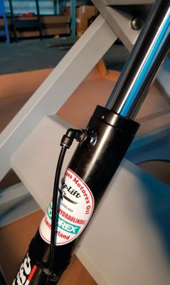 Bike-Lift Hydraulic cylinders lift. red schmiernip