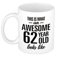 This is what an awesome 62 year old looks like - cadeau koffiemok - 300 ml - verjaardag 62 jaar