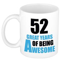 Verjaardag 52 jaar Koffiemok Cadeau - Great years of being awesome - wit/blauw